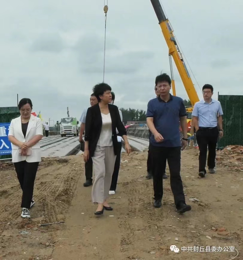 县委书记冯利霞实地督导重点道路项目建设情况